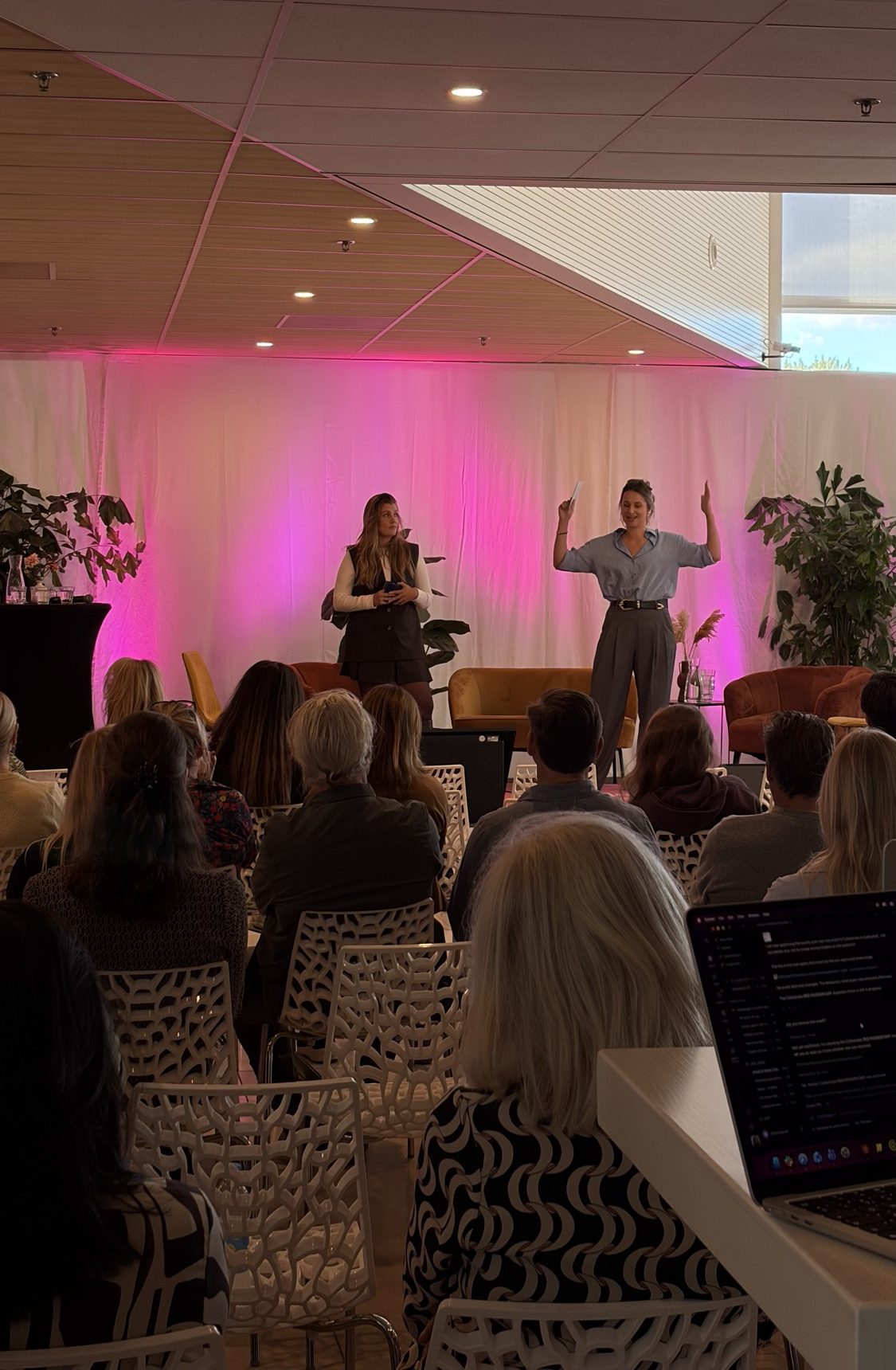 Eveline en Maxime op het podium, met de zaal ervoor
